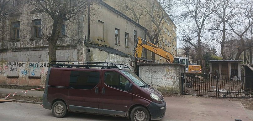 Koniec strachu przy ulicy Sienkiewicza. Rusza rozbiórka "rudery" w Kutnie