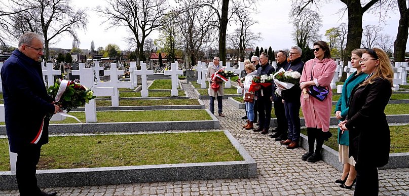 86 lat od Zbrodni Katyńskiej. W Kutnie złożono kwiaty i przypomniano historię