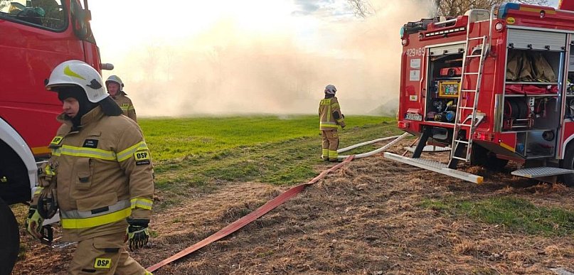 Pożar w Strzegocinie. Spłonęły stare belki słomy