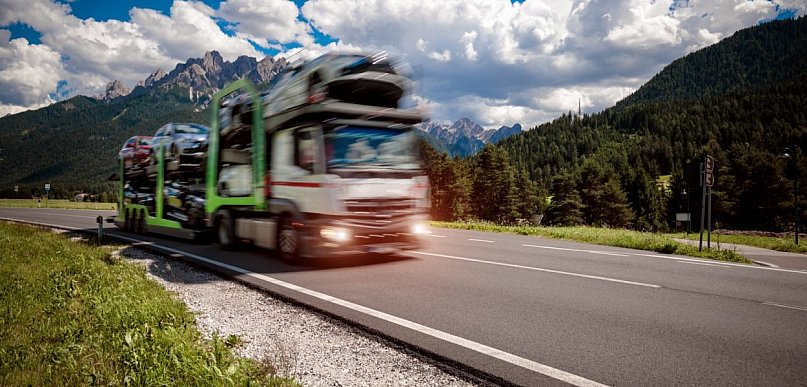 Jak prawidłowo przygotować maszynę rolniczą lub budowlaną do przewozu na lawecie?