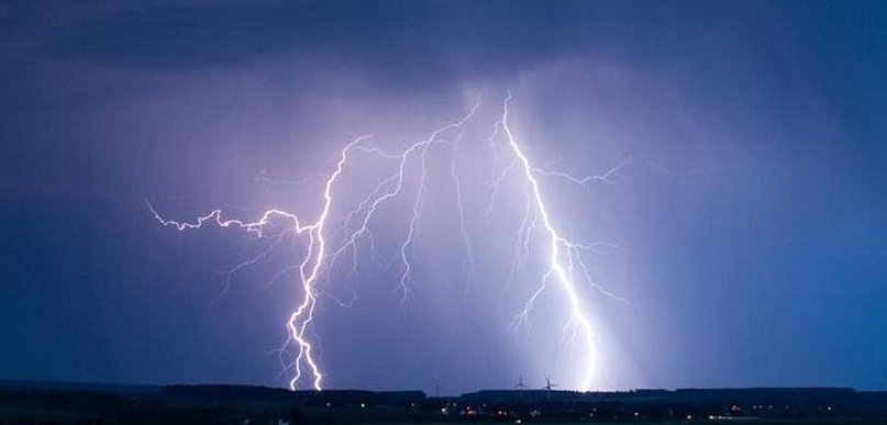 Alert dla powiatu kutnowskiego: możliwe burze i grad