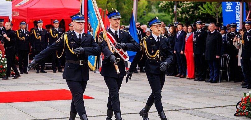Dzień Strażaka w Łódzkiem: awanse, odznaczenia i piknik służb mundurowych