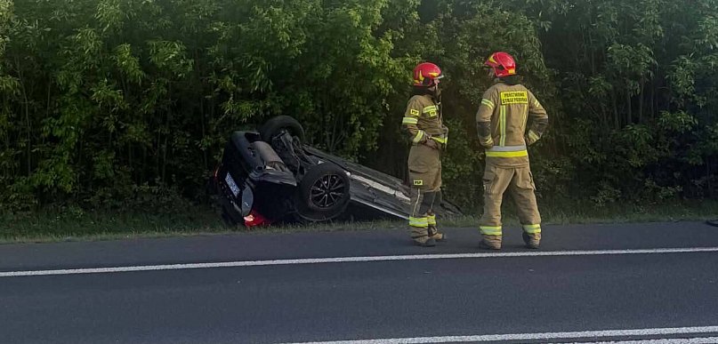 Poważny wypadek pod Kutnem. Jeden z pojazdów w rowie