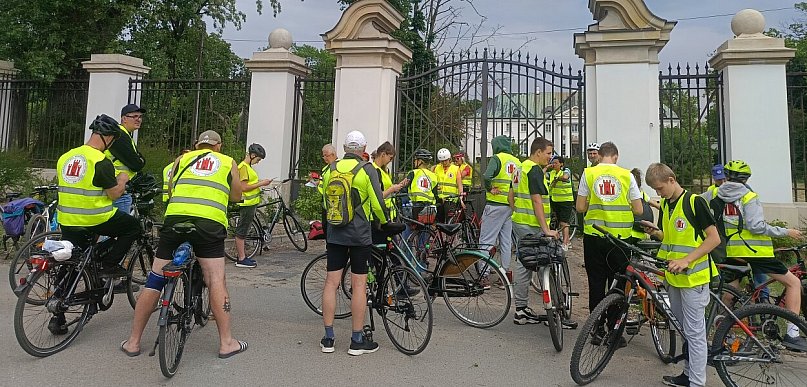Kilkudziesięciu rowerzystów na historycznym szlaku pod Żychlinem
