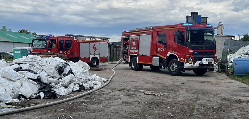 Pożar nieużytków przy tartaku. Strażacy walczyli z ogniem na ul. Przemysłowej