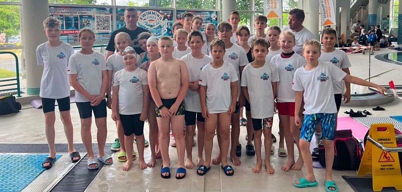 13 medali UKS Delfinek. Młodzi pływacy błysnęli w Płockiej Lidze Pływania