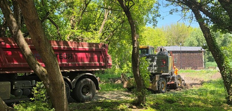 Prace nad nowym skwerem trwają, pojawi się ponad 30 drzew i 960 krzewów