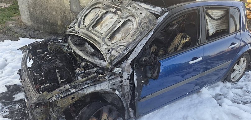 Pożar samochodu pod Kutnem. Niebieskie Renault spłonęło doszczętnie