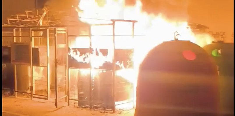 Groźny pożar w centrum Kutna: spłonęły śmietniki