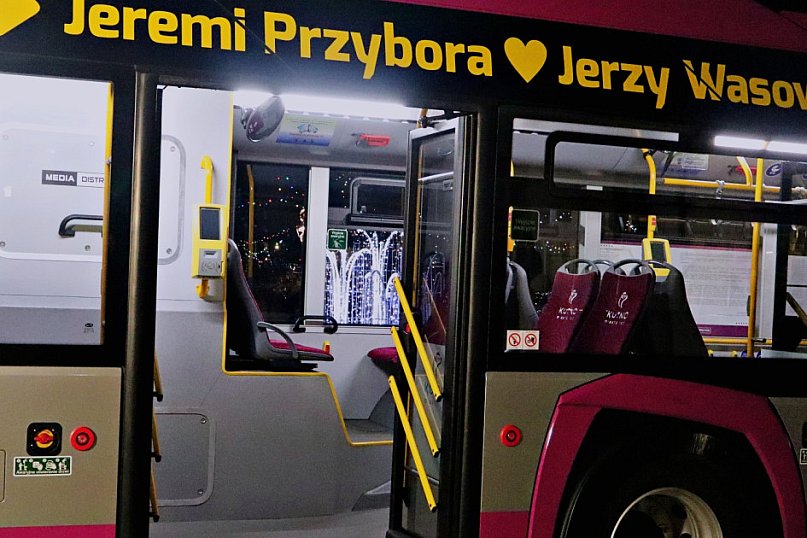 Kutno ma nowy autobus z patronami Kabaretu Starszych Panów