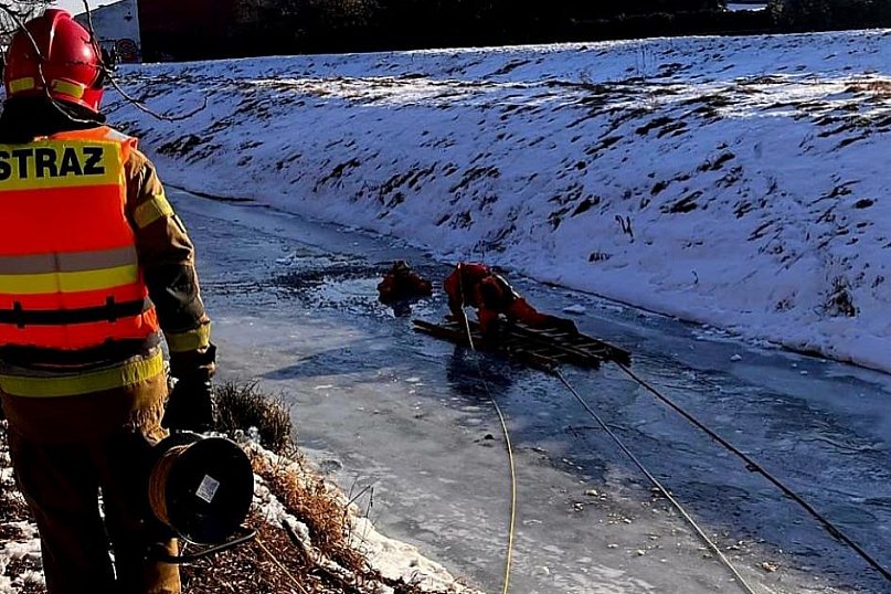 Ćwiczenia na lodzie: strażacy w akcji
