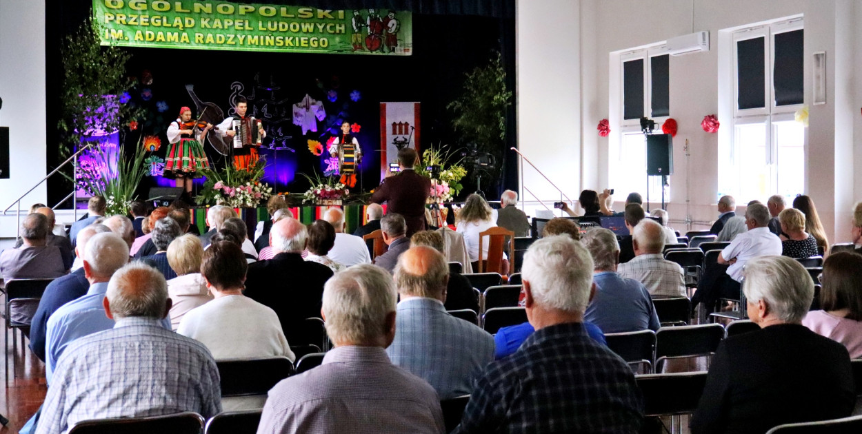 Tradycja, pasja i rywalizacja – ludowe dźwięki wypełniły GOK w Bedlnie