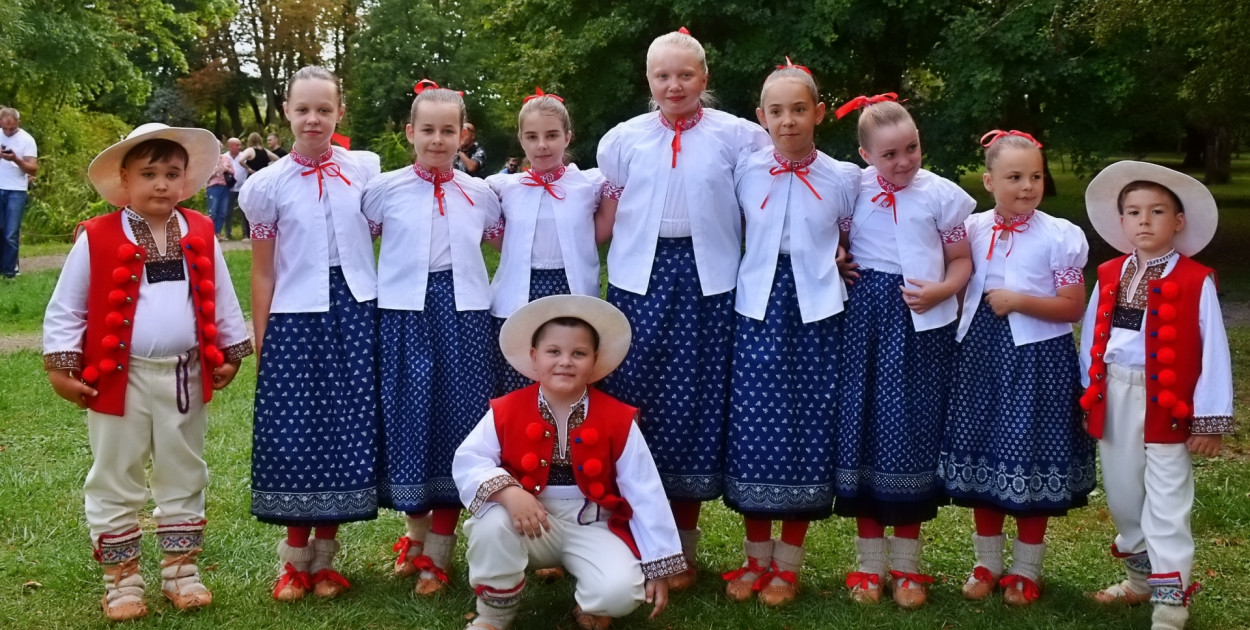 Święto plonów z uśmiechem dzieci – Leszczynek świętuje 