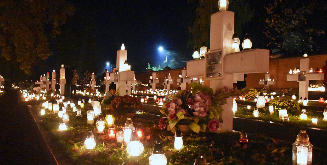 Znicze rozświetliły nekropolie – zobacz zdjęcia
