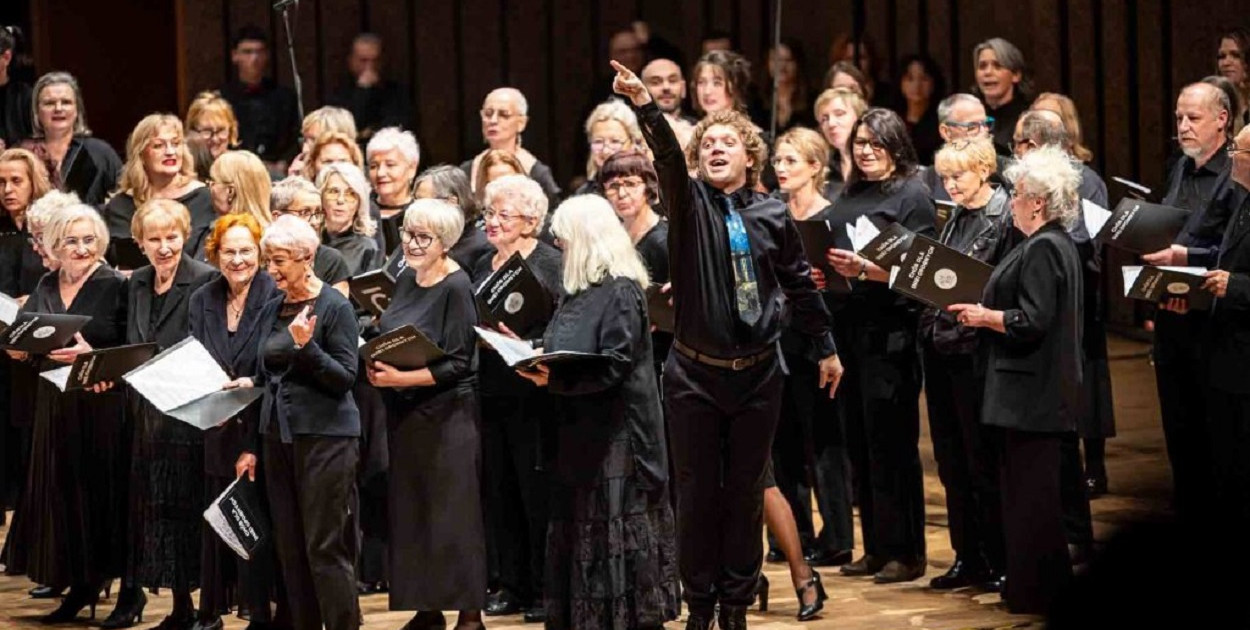 aa/ fot. Dariusz Kulesza, Filharmonia Łódzka. Zdjęcie z przedświątecznego kolędowego rozśpiewania Chóru dla (nie)opornych