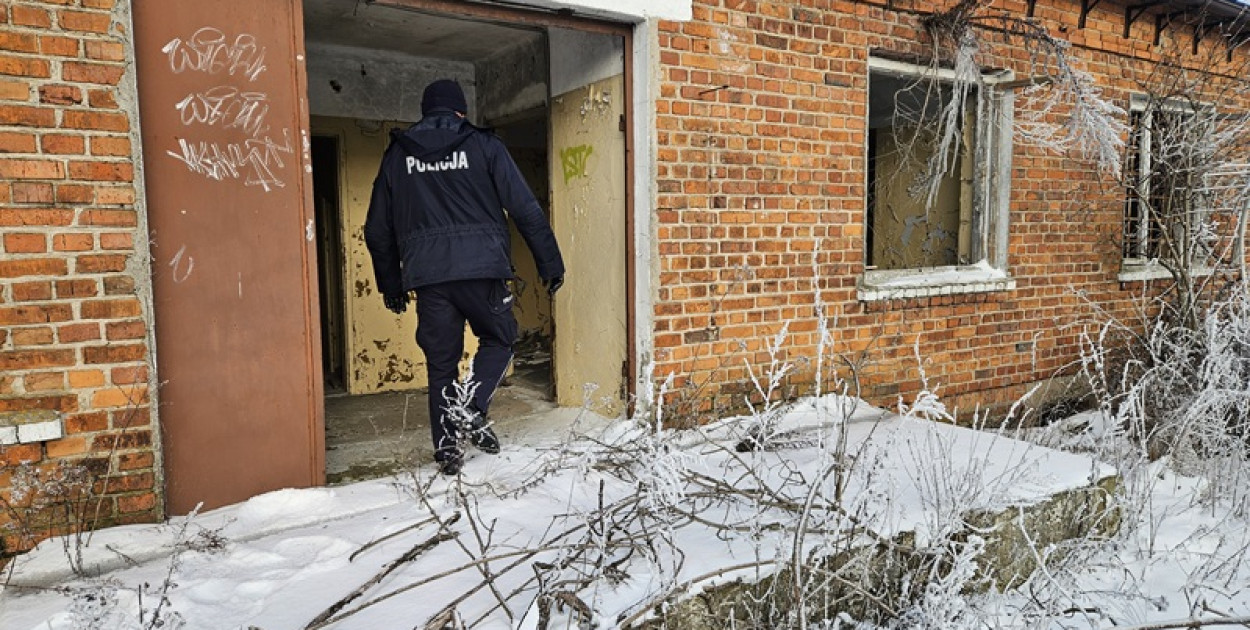Leżał na ulicy w Kutnie. Szybka pomoc policjantów zapobiegła tragedii
