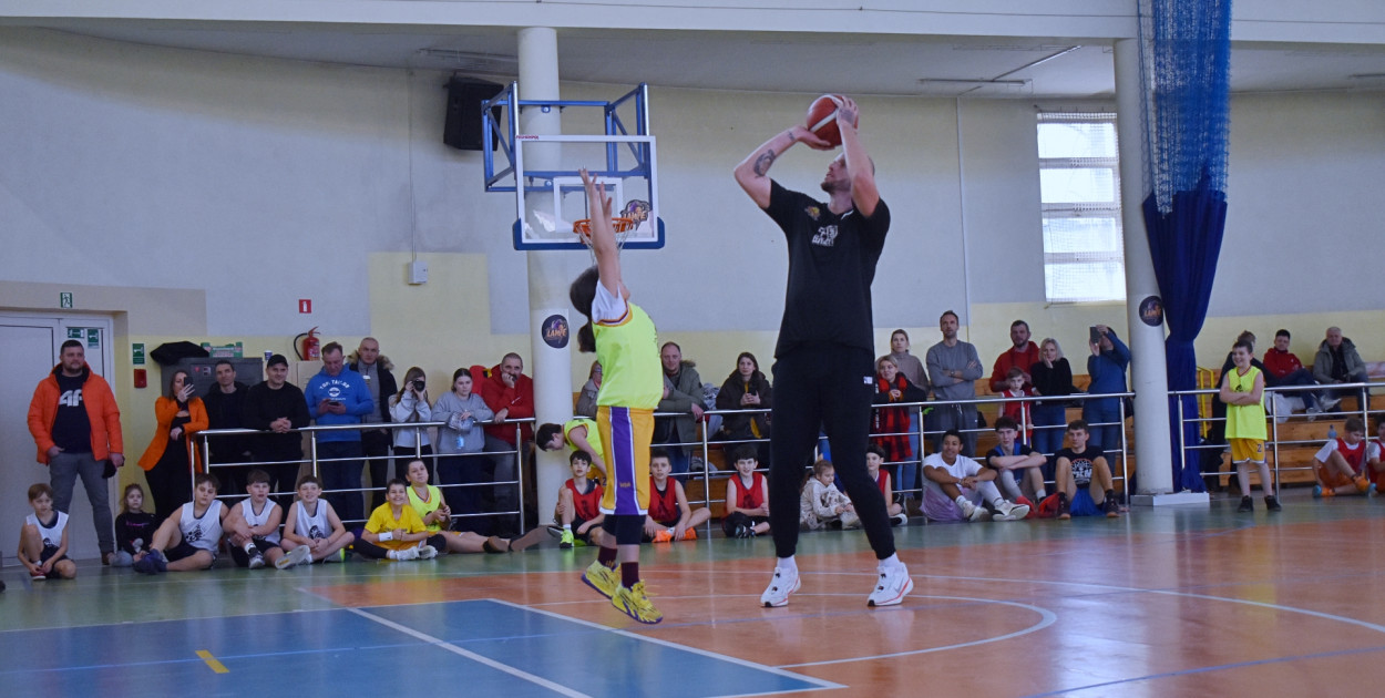 [ZDJĘCIA] Były gracz NBA z wizytą w Kutnie - LAMPE 2x2 CHALLENGE!