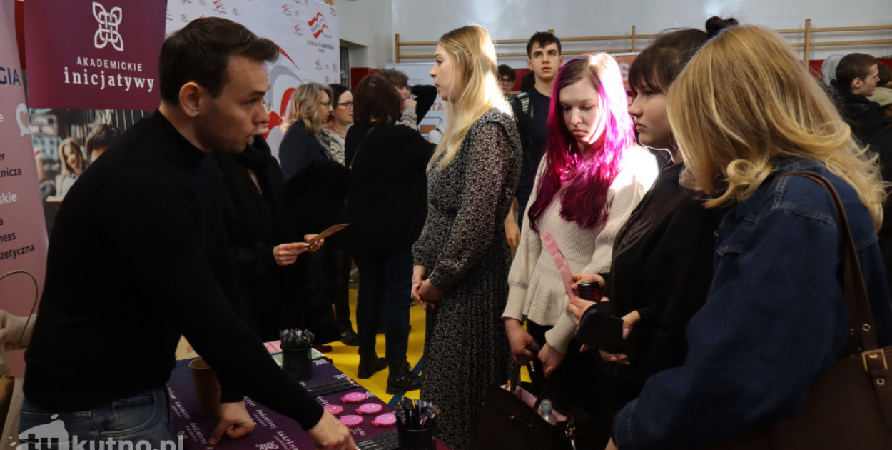 Akademicka przyszłość w Kutnie: Młodzież szuka drogi na targach edukacyjnych