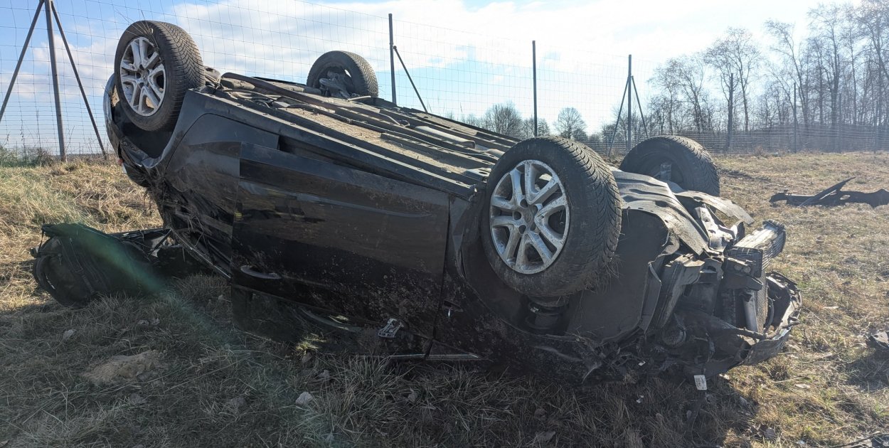 Dachowanie na A1 pod Kutnem. Na miejscu służby z dwóch powiatów