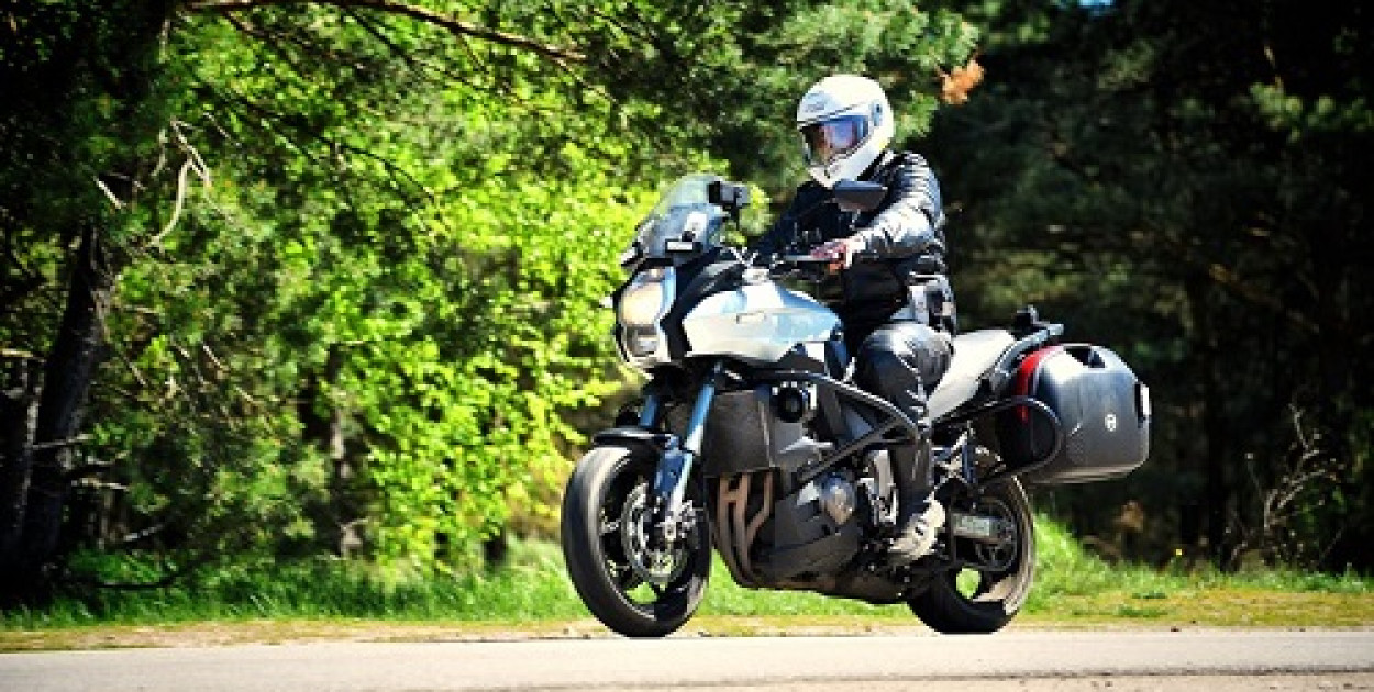 Motocykliści na drogach są szczególnie narażeni na niebezpieczeństwo