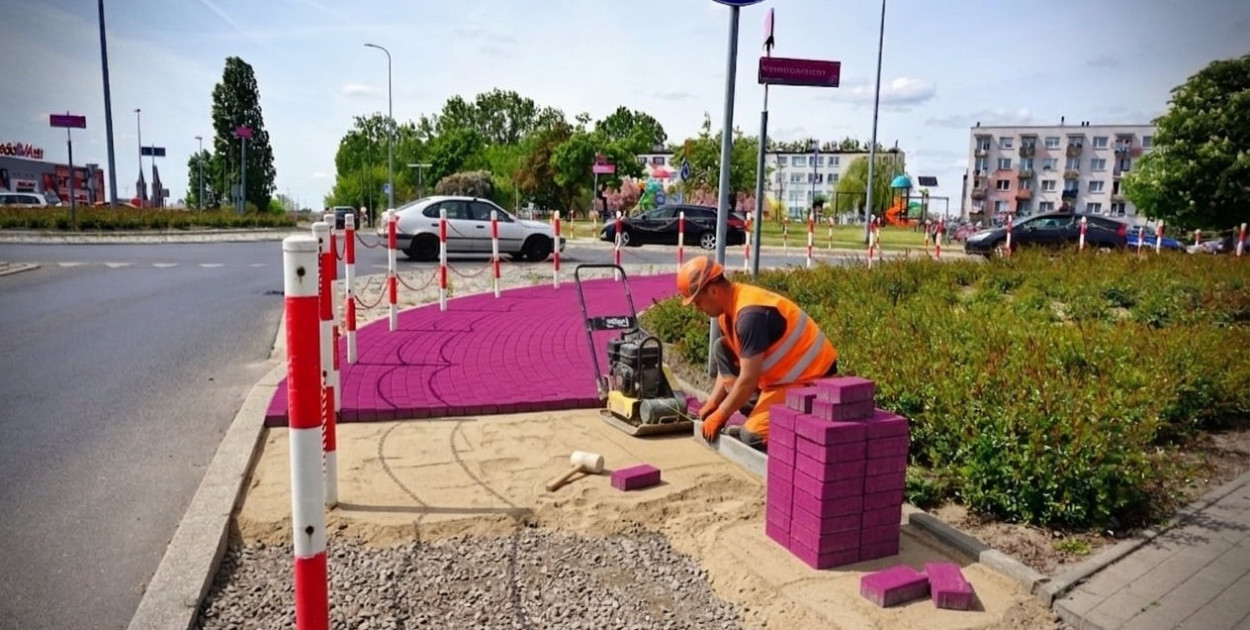 Różowe chodniki w Kutnie. Miasto Róż stawia na unikalny wygląd i porządek