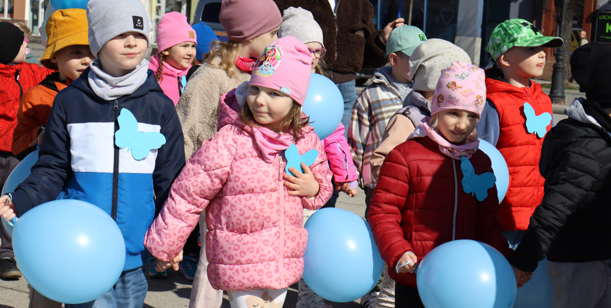 Tłumy na ulicach Kutna. Marsz na Niebiesko z ważnym przesłaniem