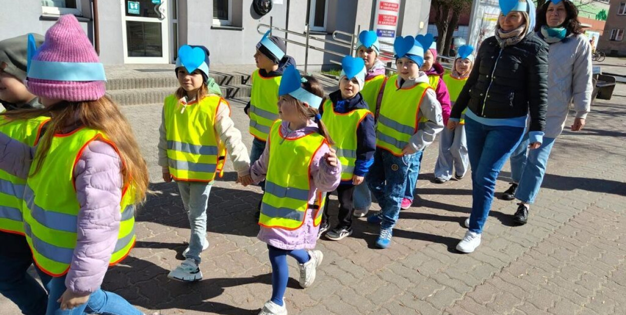 Niebieski przemarsz w Krośniewicach. Światowy Dzień Świadomości Autyzmu