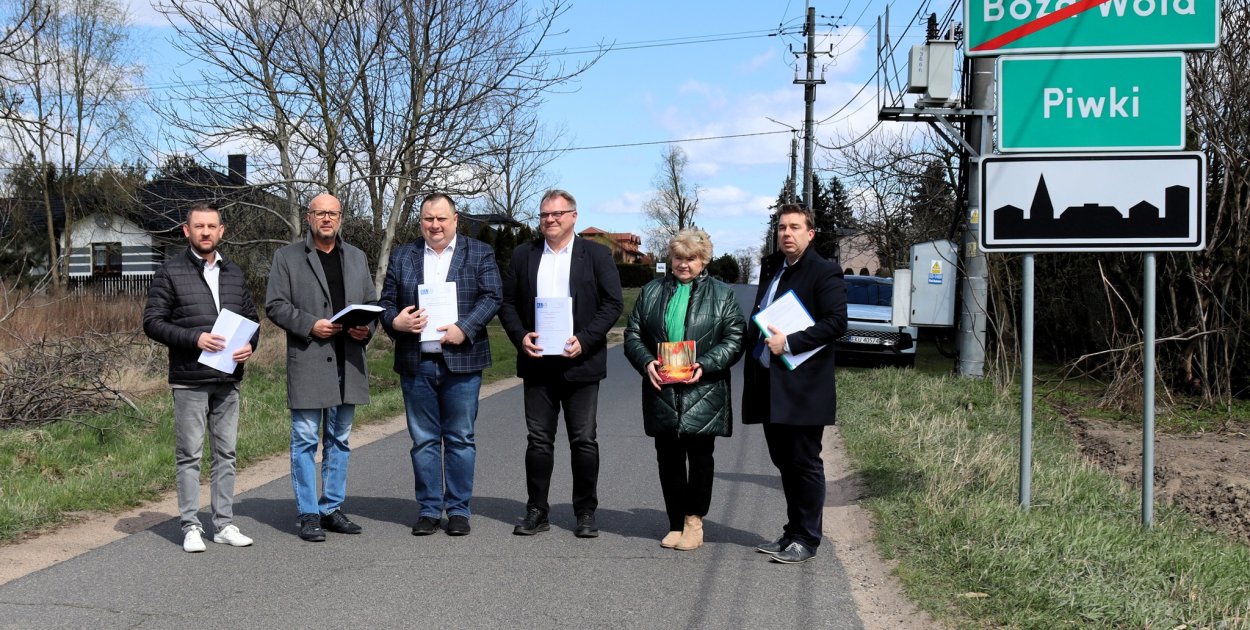 Mieszkańcy czekali latami. Chodnik w końcu powstaje