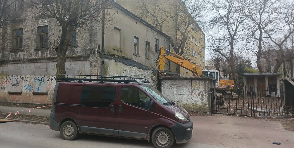 Koniec strachu przy ulicy Sienkiewicza. Rusza rozbiórka "rudery" w Kutnie