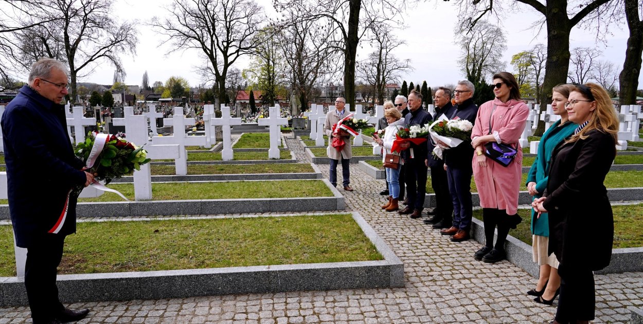 86 lat od Zbrodni Katyńskiej. W Kutnie złożono kwiaty i przypomniano historię