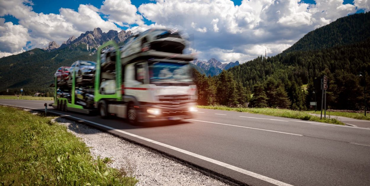 Jak prawidłowo przygotować maszynę rolniczą lub budowlaną do przewozu na lawecie?